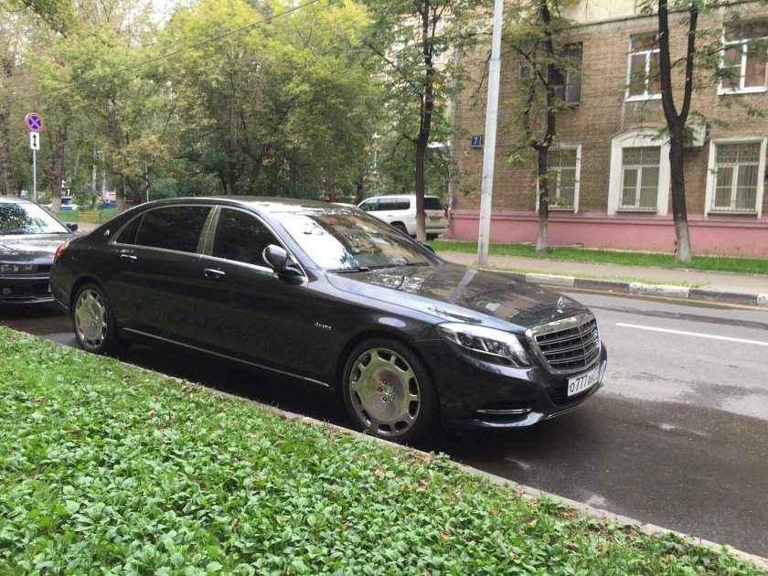 Майбах во дворе