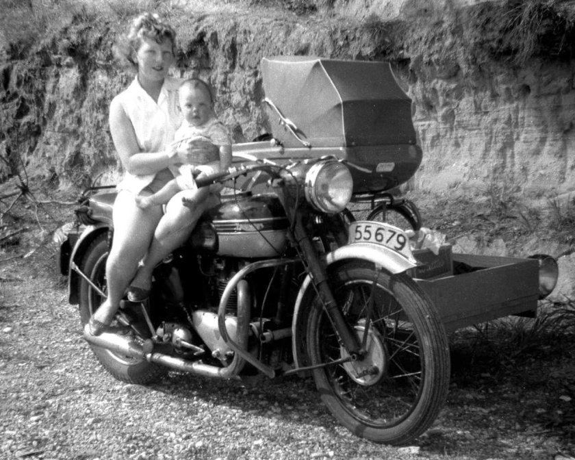 Старый мотоцикл с коляской