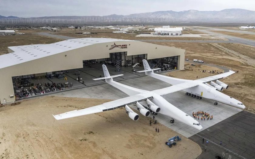 Двухфюзеляжный самолет Stratolaunch