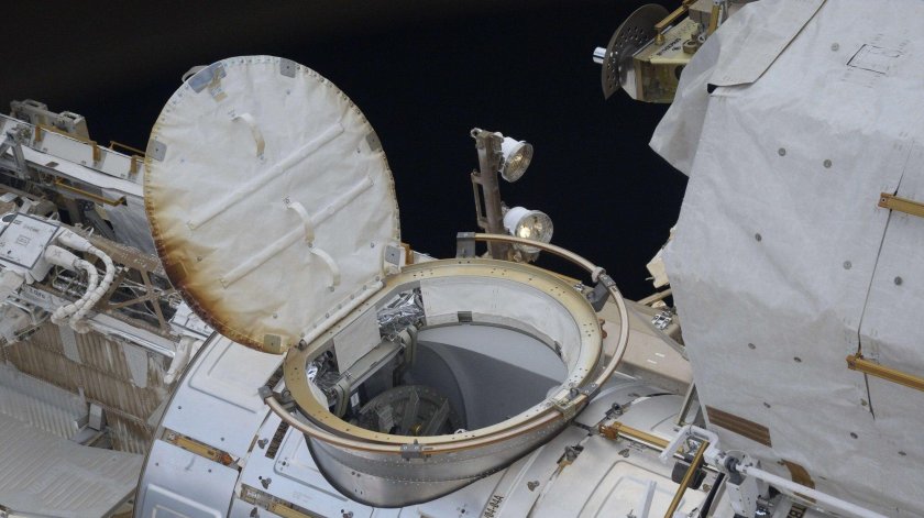 Шлюзовой люк МКС