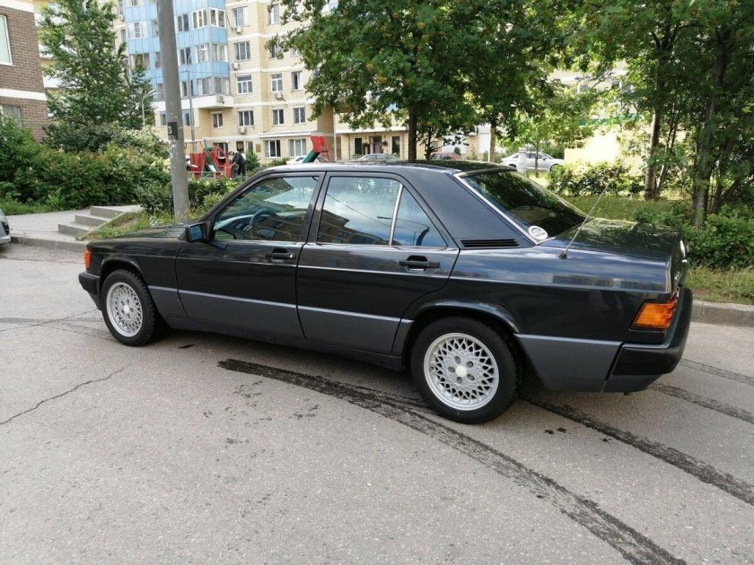 Мерседес 190 черный