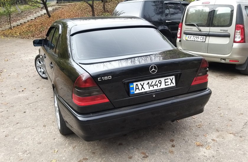 Мерседес 202 сзади