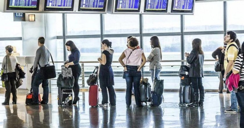 Пассажиры в аэропорту