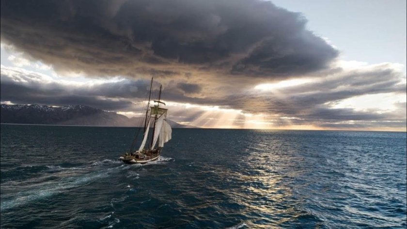 Корабль в море