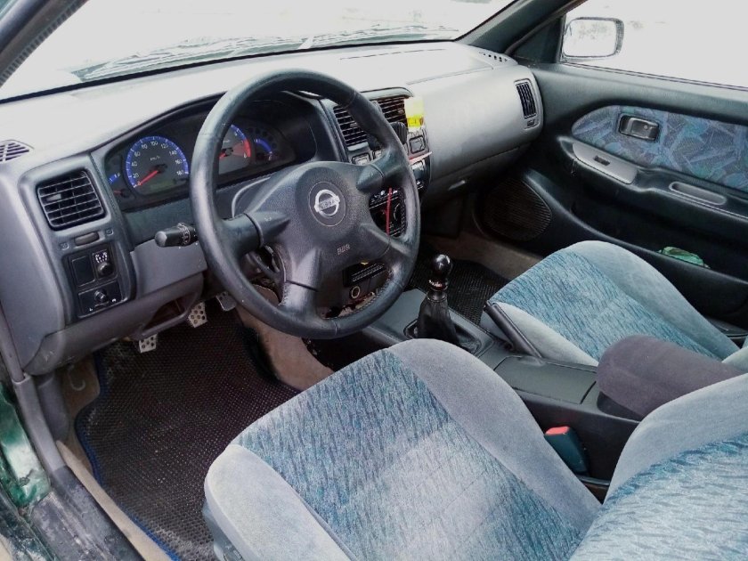 Nissan Almera Tino салон