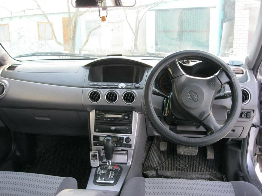 Nissan Avenir 2002 салон