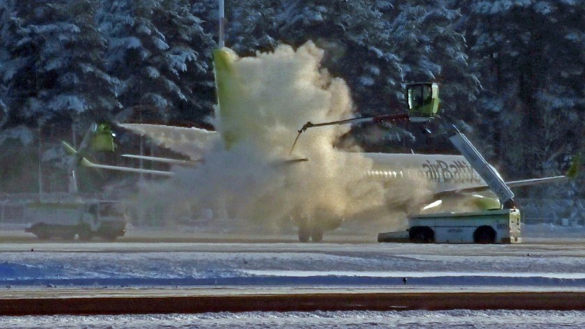 Антиобледенительная обработка самолетов