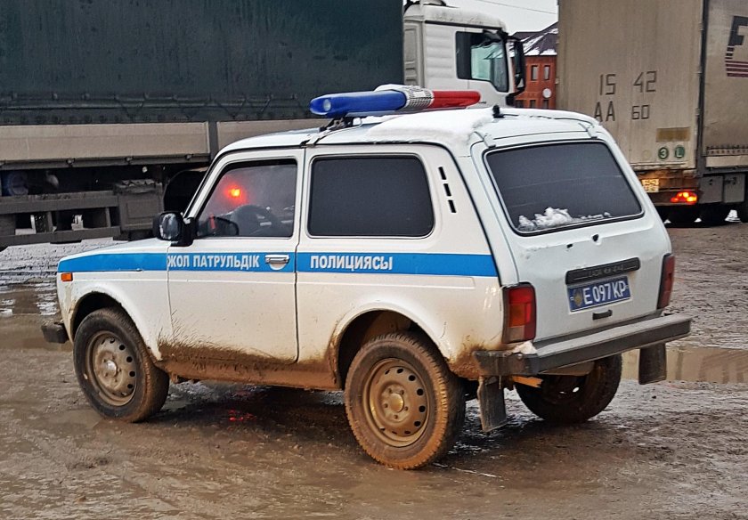 Нива с мигалками