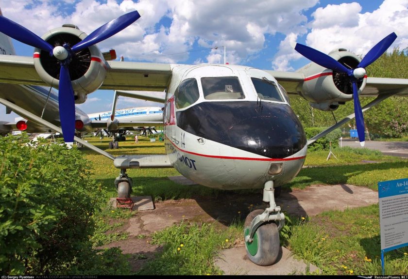 АН-14 пассажирский самолёт