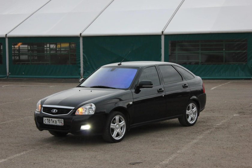 Лада Приора 2 хэтчбек черная