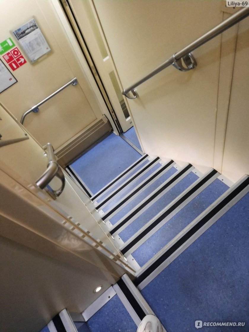 Место для багажа в двухэтажном поезде на втором этаже