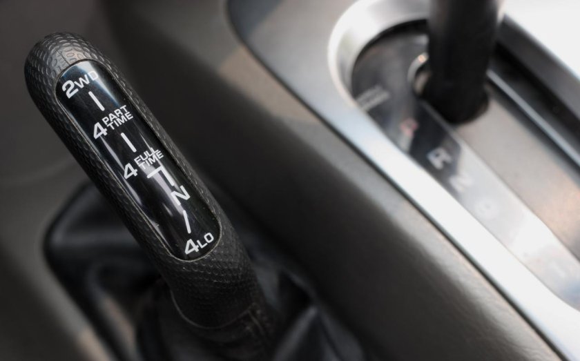 Jeep Liberty 2005 рычаг раздатки