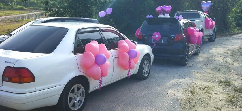 Украшение свадебных машин шарами