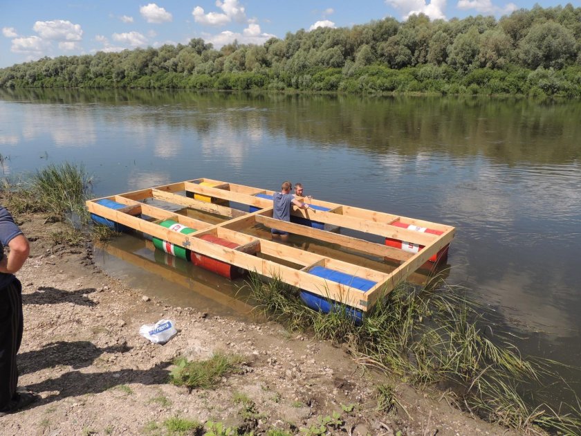 Плот из бочек