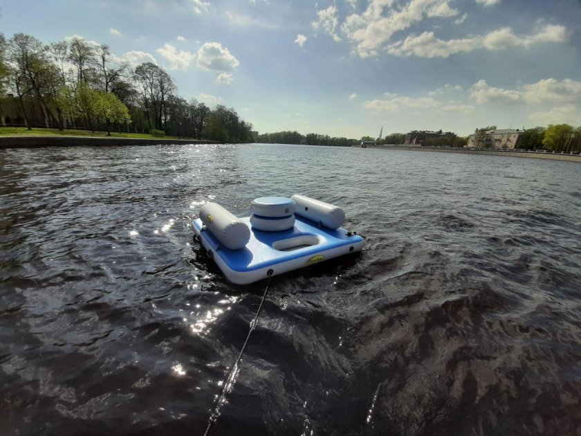 Надувной плот для отдыха на воде