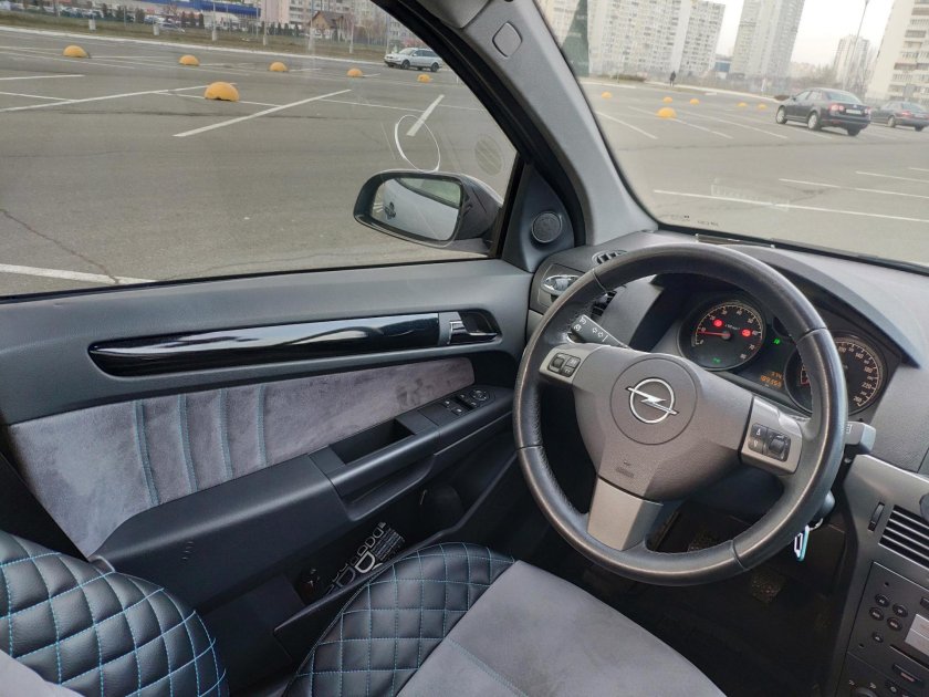 Опель Астра h черный салон