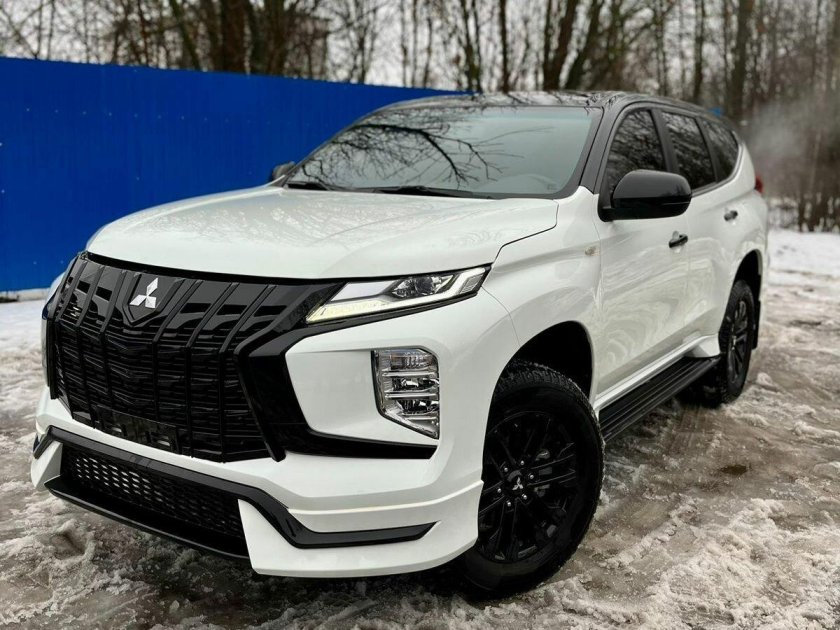 Мицубиси Паджеро спорт чёрный 2020 года в зимнихинтноьерах Мурманска