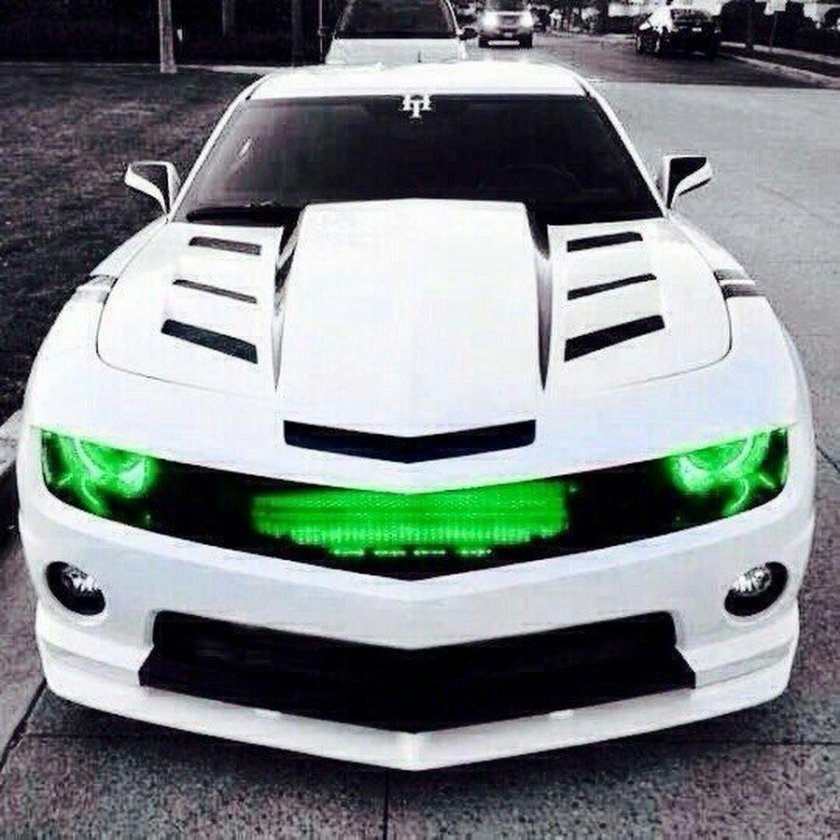 Шевроле Камаро белая