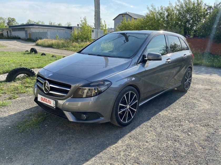 Mercedes Kosmosschwarz