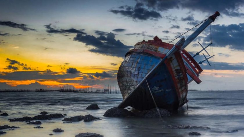 Корабль и рифы