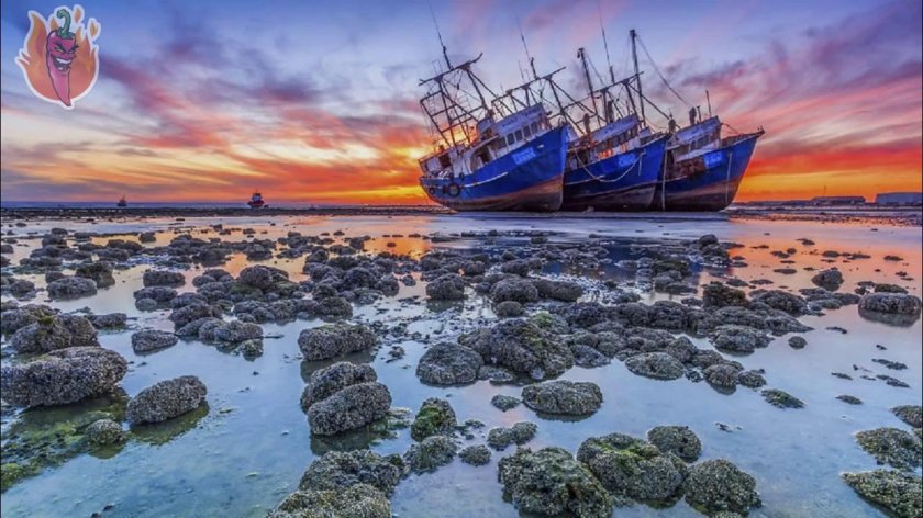 Корабль и рифы