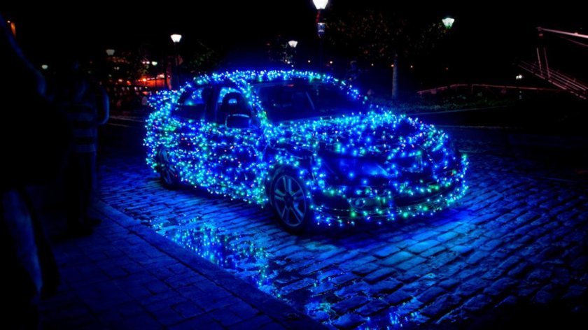 Машина украшенная гирляндой