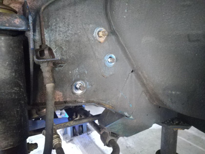 Болт крепления рулевого редуктора Нива 21213