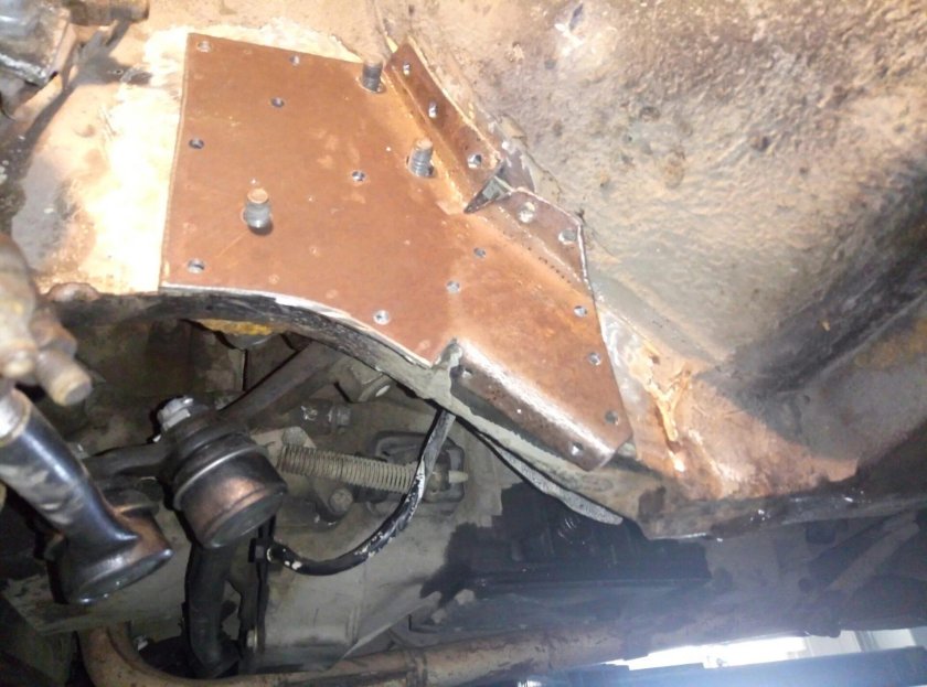 Усилитель лонжерона ВАЗ 2107 рулевой редуктор