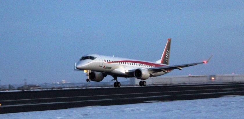 Самолет Митсубиси MRJ