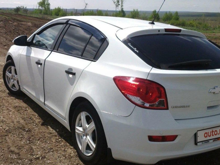 Шевроле Круз хэтчбек 2012 белый