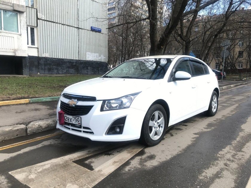 Шевроле Круз хэтчбек 2012 белый