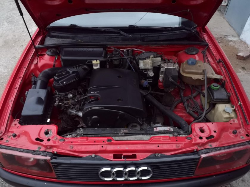 Подкапотное пространство Ауди 80