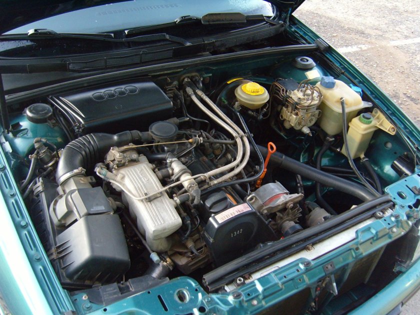 Моторный отсек Ауди 80