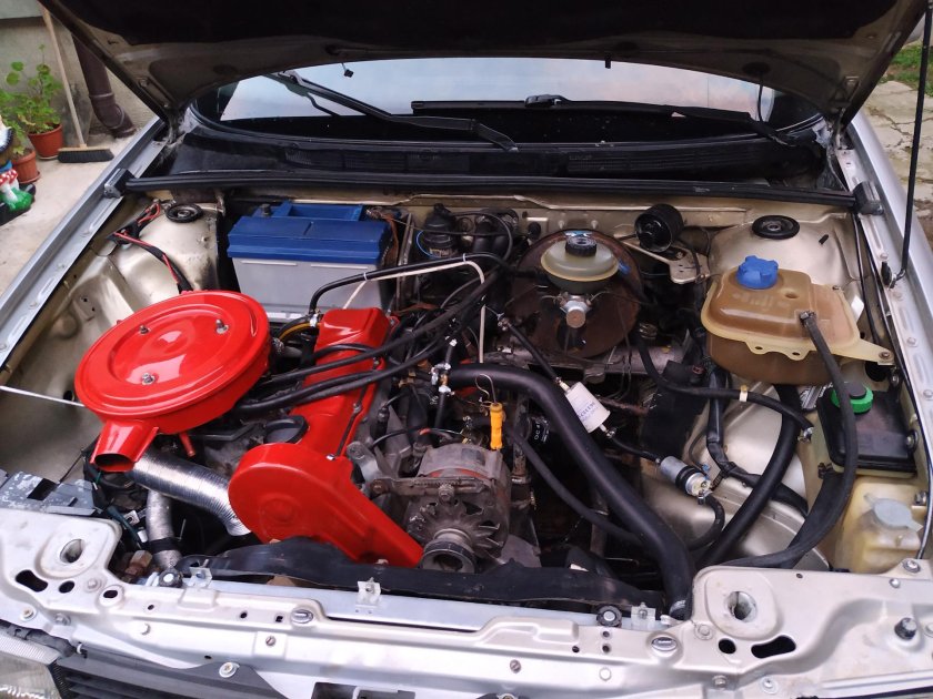 Audi 80 моторный отсек