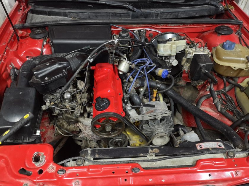 Подкапотное пространство Ауди 80