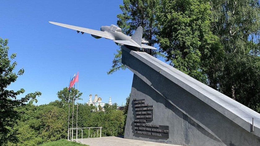 Памятник ил-2 в Истре