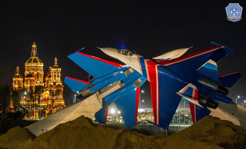 Парк Патриот с самолетом памятник