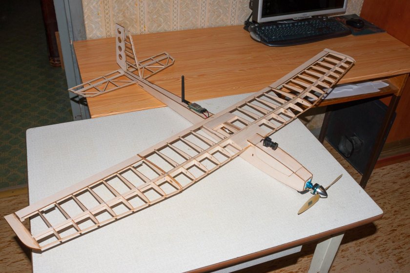 Модель самолета из бальзы