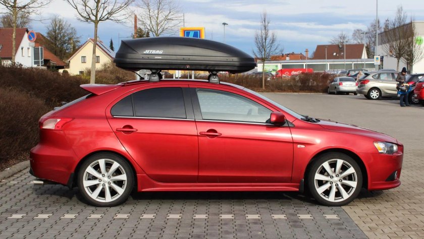 Митсубиси Лансер 10 хэтчбек красный