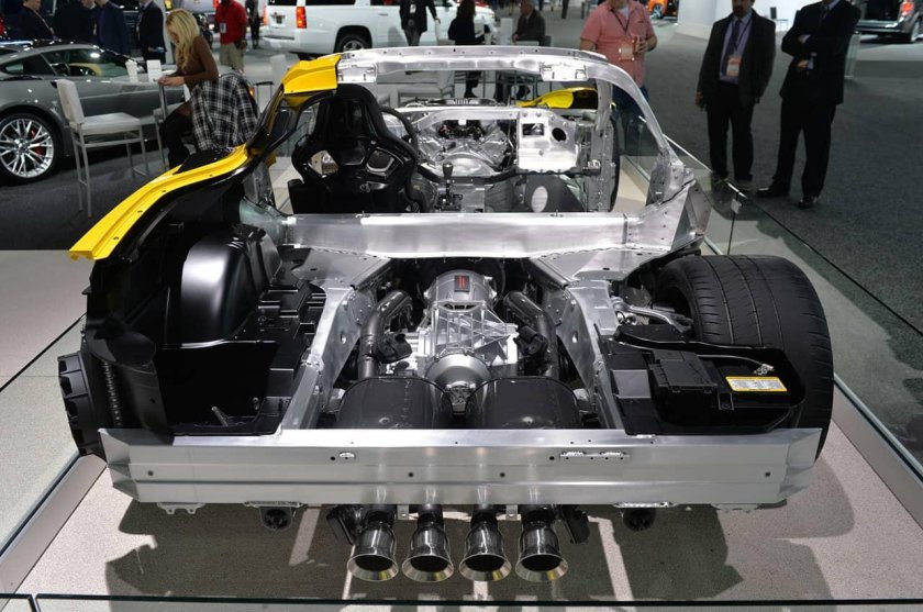 Шевроле Корвет расположение двигателя