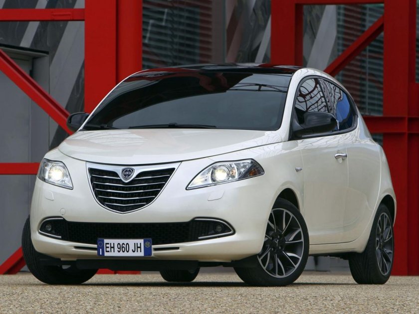 Машина Lancia Ypsilon