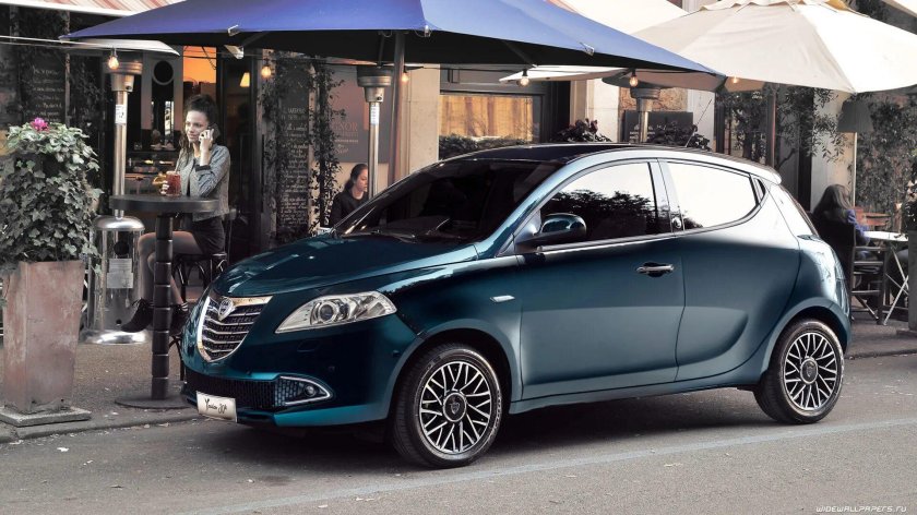 Машина Lancia Ypsilon