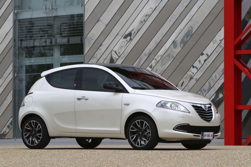 Машина Lancia Ypsilon