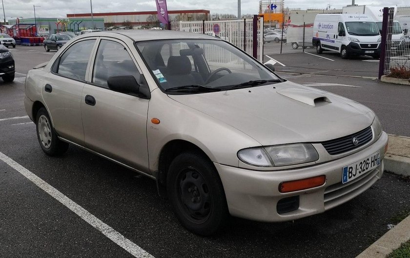 Mazda familia BH 1994 седан