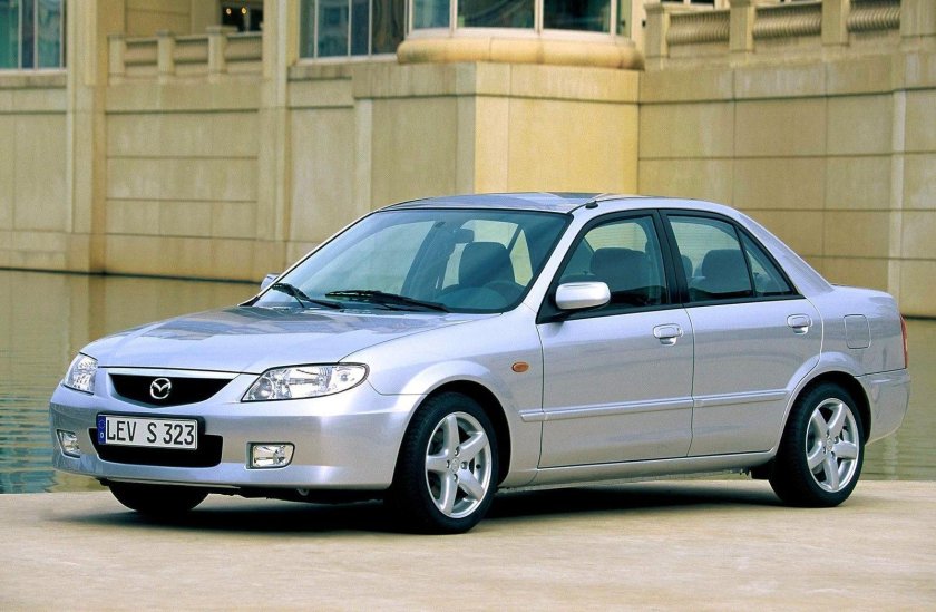Мазда 323 2000 седан