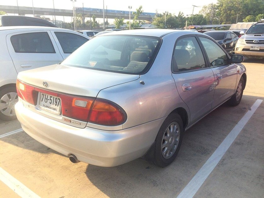 Mazda familia BH 1994 седан