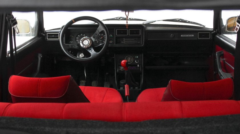 ВАЗ 2104 красный салон