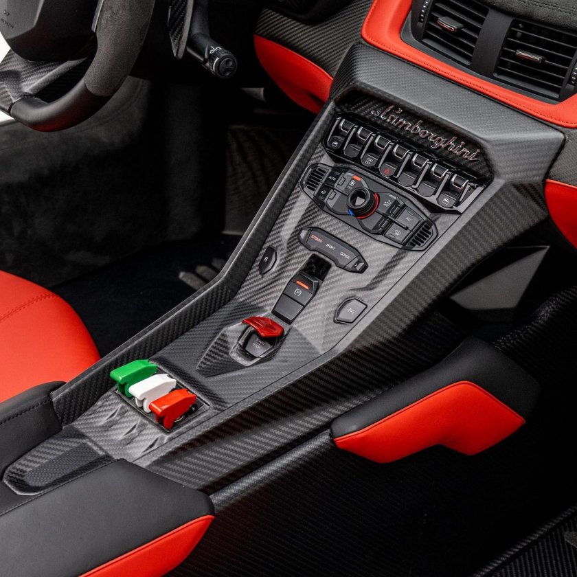 Ламборгини Венено родстер салон