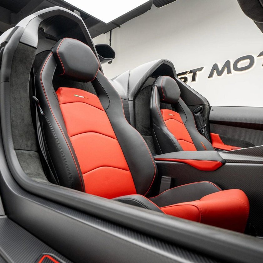 Ламборгини Венено родстер салон