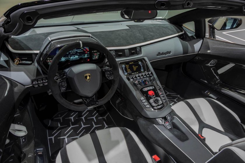 Lamborghini Aventador 2021 салон